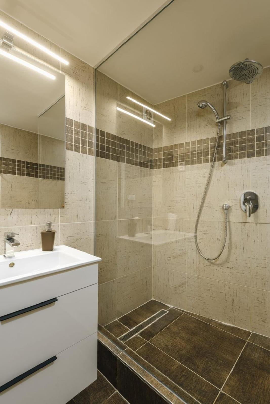 Cozy & Comfortable Apt Walking Anywhere You Want Sen 프라하 외부 사진